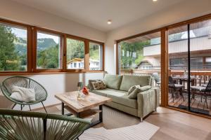 ヴァルヒゼーにあるApartment Fuchsbau - Natur, Ruhe, Geborgenheit - willkommen in Tirolのソファとテーブルのあるリビングルーム