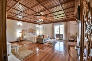 a bedroom with a bed and a couch in a room at Hotel Tirol in Treze Tílias +64 photos