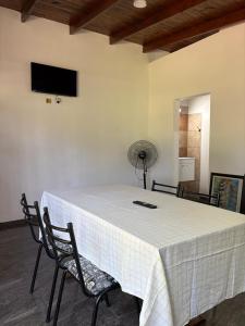 a dining room with a table with chairs and a fan at Dos Osos in Villa General Belgrano