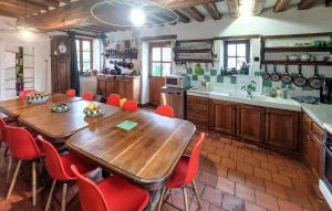 Ο χώρος του lounge ή του μπαρ στο Cozy Home In Ingrannes With Private Swimming Pool, Can Be Inside Or Outside