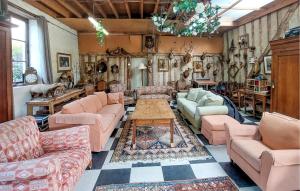 Χώρος καθιστικού στο Cozy Home In Ingrannes With Private Swimming Pool, Can Be Inside Or Outside