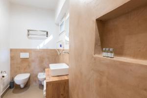 een badkamer met een wit toilet en een wastafel bij Masseria Nanni in Gallipoli +95 foto's