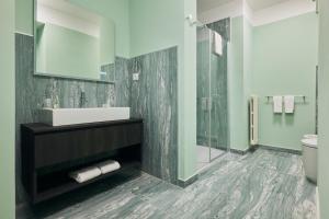 Un baño con lavabo y ducha en Zenit Park Hotel, en Rivalta di Torino