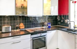 Kuchyň nebo kuchyňský kout v ubytování Amazing Home In Gudhjem With Wifi