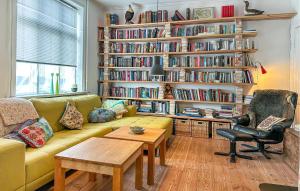 Posezení v ubytování Amazing Home In Gudhjem With Wifi