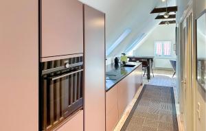 Køkken eller tekøkken på 2 Bedroom Cozy Apartment In Svaneke