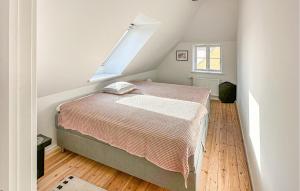 En eller flere senge i et værelse på 2 Bedroom Cozy Apartment In Svaneke