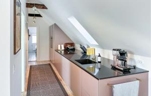 Køkken eller tekøkken på 2 Bedroom Cozy Apartment In Svaneke