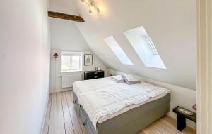 En eller flere senge i et værelse på 2 Bedroom Cozy Apartment In Svaneke + 4 billeder