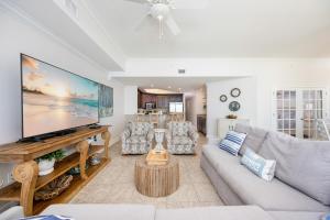 Μια τηλεόραση ή/και κέντρο ψυχαγωγίας στο The Oasis 2209 formerly Phoenix West II 2209 condo