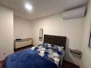 Ένα ή περισσότερα κρεβάτια σε δωμάτιο στο Ap com piscina e garagem prox do lago e shopping