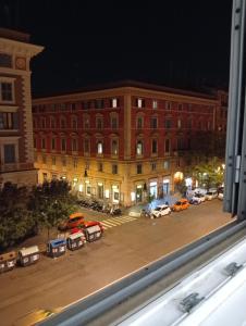 una vista de un edificio con coches aparcados en un aparcamiento en Prestige Apartment Leone, en Roma