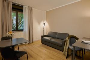 una sala de estar con un sofá y una mesa en Zenit Park Hotel, en Rivalta di Torino
