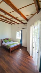 格兰高伯Picturesque Seafront Duplex - Seaview & Beach Access的一间卧室，里面有一张床和一扇大窗户。