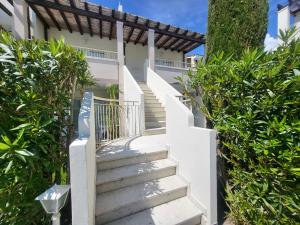 eine Treppe, die zu einem Haus mit Bäumen führt in der Unterkunft Residence Mediterranee Family Apartments in Lido di Jesolo