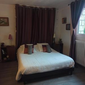 Ένα ή περισσότερα κρεβάτια σε δωμάτιο στο Chambres d'hôtes +2 φωτογραφίες