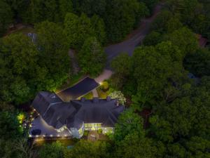 eine Draufsicht auf ein Haus im Wald in der Unterkunft Fancy Poconos Castle Indoor MEGA 10plus Hot Tub in East Stroudsburg