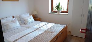 une chambre avec un grand lit avec une fenêtre dans l'établissement House Planinka in the heart of nature, à Ljubno