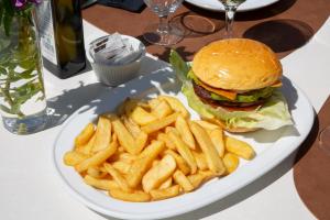 Jídlo v hotelu nebo okolí