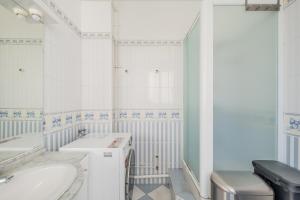 ein weißes Badezimmer mit Waschbecken und Toilette in der Unterkunft Parisian Escape and Jacuzzi and green Vibes in Paris + 22 Fotos