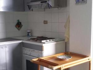 uma cozinha com um fogão e uma bancada em La Pizzerella di Amalfi em Amalfi