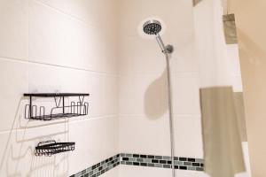 ein Badezimmer mit Dusche mit Duschkopf in der Unterkunft 2 Bedroom Flat - Harbour and Town Centre in Folkestone + 77 Fotos