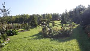 A garden outside Bundi Vendégház