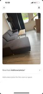 un salon avec un lit et un canapé dans l'établissement Sjøbergvegen23d, à Jessheim