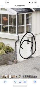 une photo d'une porte devant une maison dans l'établissement Sjøbergvegen23d, à Jessheim