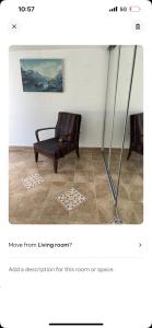 un salon avec une chaise et un tableau dans l'établissement Sjøbergvegen23d, à Jessheim