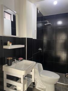 Ένα μπάνιο στο Hostal Marina