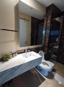 a bathroom with a sink and a toilet at Rams apartasuits en hotel 5 estrellas in Barranquilla
