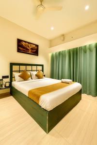 une chambre avec un grand lit avec des rideaux verts dans l'établissement 3 BHK Mount Villa by Asmeera Stays, à Lonavala 16 autres photos