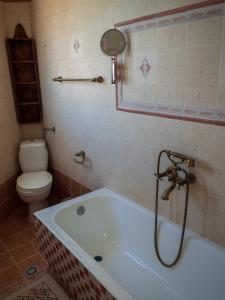 A bathroom at Kokkari Traditional House