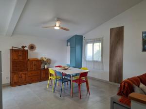 ein Esszimmer mit Tisch und Stühlen in der Unterkunft Le Victoria - 3 pièces in La Possession