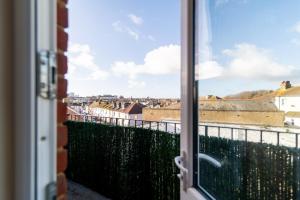 ein Blick auf eine Stadt aus einem Fenster in der Unterkunft 2 Bedroom Flat - Harbour and Town Centre in Folkestone