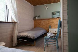 Un dormitorio con una cama, una silla y un escritorio. en Stilbjerg Sleep&Hygge, en Varde 162 fotos más
