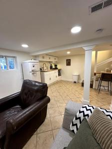 Kuchyň nebo kuchyňský kout v ubytování Elegant Garden Suite Minutes Walk to Union Market and NoMa Metro