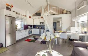 Kuchyň nebo kuchyňský kout v ubytování 1 Bedroom Beach Front Home In Ludvigsborg