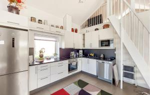 Kuchyň nebo kuchyňský kout v ubytování 1 Bedroom Beach Front Home In Ludvigsborg