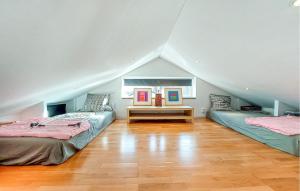 Postel nebo postele na pokoji v ubytování 1 Bedroom Beach Front Home In Ludvigsborg + 17 fotografií