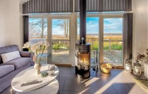 Posezení v ubytování 1 Bedroom Beach Front Home In Ludvigsborg