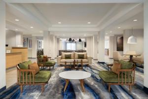 - un hall avec des chaises, une table et un canapé dans l'établissement Fairfield Inn & Suites Memphis Olive Branch, à Olive Branch