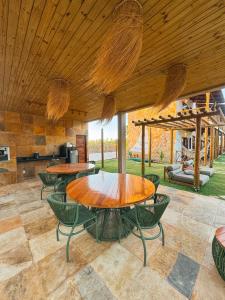 a patio with tables and chairs and a kitchen at Villa Loui Beach Icaraizinho-Ce in Icaraí