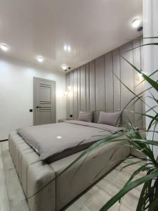 Ένα ή περισσότερα κρεβάτια σε δωμάτιο στο 2к Елегантний люкс