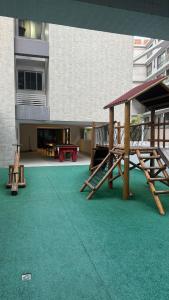 ein Spielplatz mit Rutsche und Tischtennisplatte in der Unterkunft Puerto Ventura 403 · Puerto Ventura - Beira Mar na Orla de Cabo Branco in Tambaú + 74 Fotos