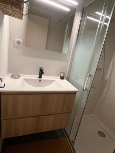 Ένα μπάνιο στο Appartement meublé