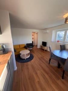 Μια τηλεόραση ή/και κέντρο ψυχαγωγίας στο Appartement meublé