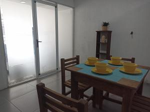 d'une salle à manger avec une table et des plats jaunes. dans l'établissement Cómoda habitación, à Pátzcuaro