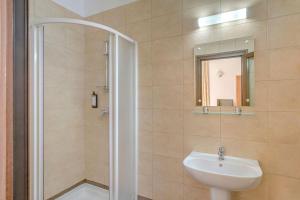 ein Badezimmer mit Waschbecken und Dusche in der Unterkunft Casa Weidner Hotel Sibiu in Sibiu + 26 Fotos